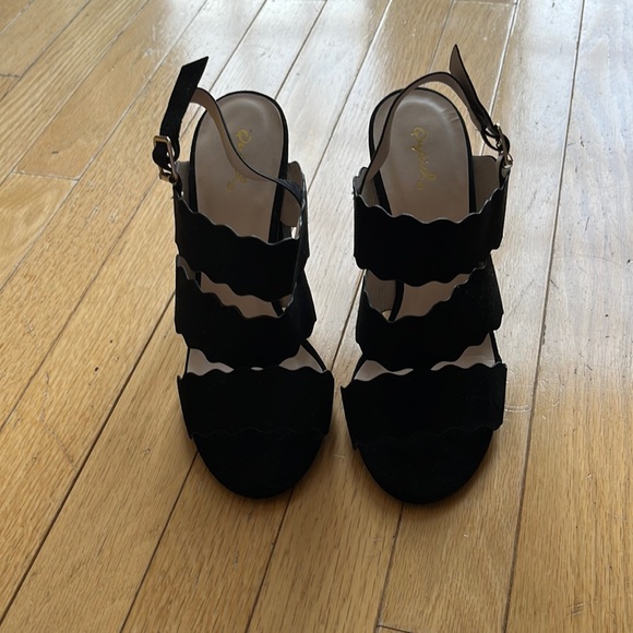 Black scalloped strap heeled sandals - Picture 2 of 5